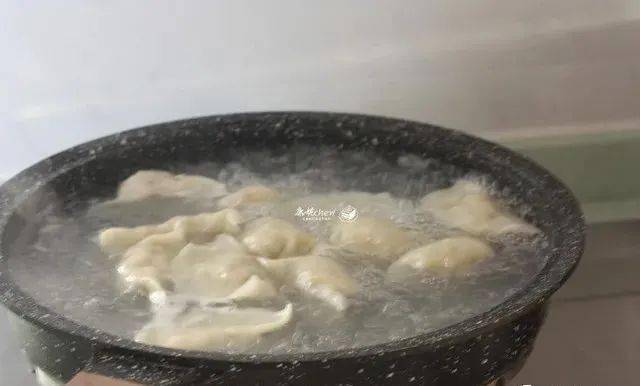 周末我在家包饺子，一次包了上百只饺子