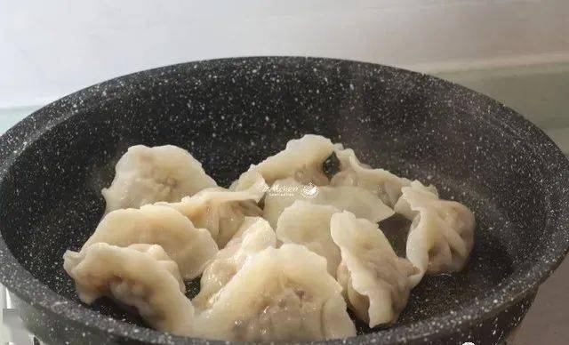 周末我在家包饺子，一次包了上百只饺子