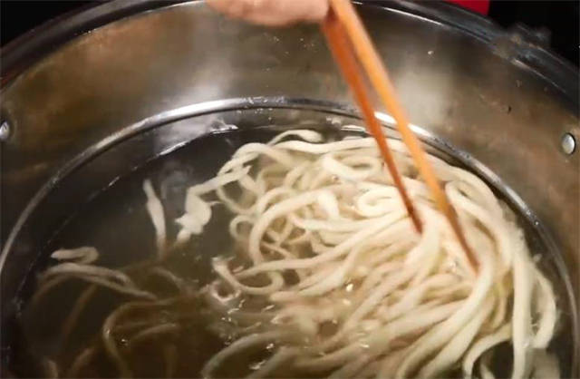 懒人拉条子做法，不用饧面，不用刷油，筋道又好吃