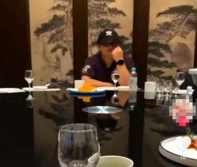 58岁刘欢饭局曝光！身形肥硕穿戴名牌，桌上点两盘菜非常接地气