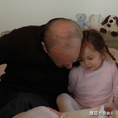 默多克91岁生日，与前妻邓文迪的大女儿为老爸庆生
