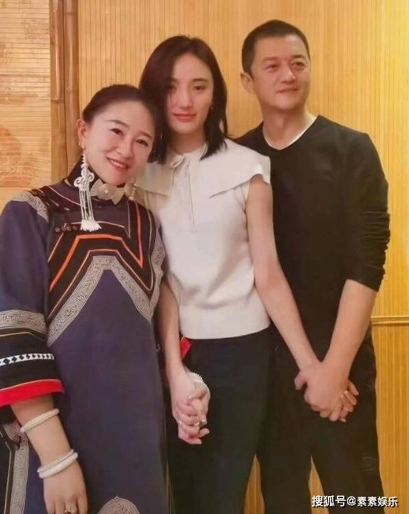 李亚鹏官宣结婚好消息，与海哈金喜分享婚纱照