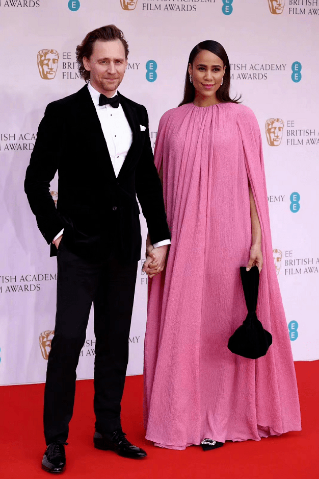 英国电影学院奖颁奖典礼如约而至，女星郑浩妍红毯造型大胆