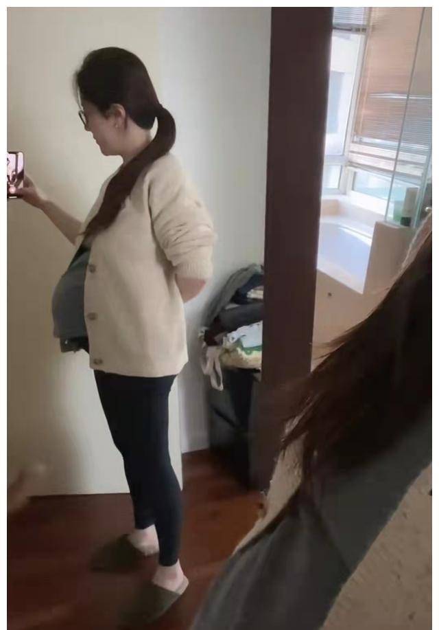 宋丹丹与三婚老公外出就餐，两人形影不离状态甜蜜