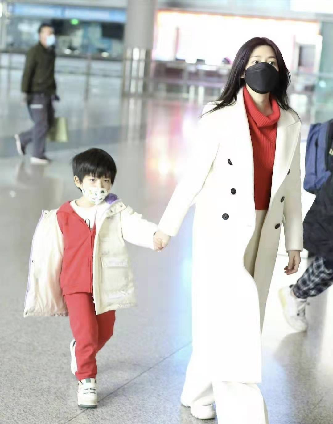 陈妍希带儿子现身机场，5岁儿子长腿抢镜