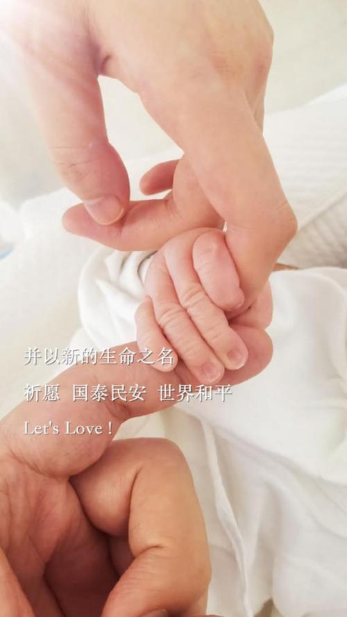 李亚鹏官宣结婚当爸，晒与海哈金喜婚纱照，一家三口牵手画面暖心