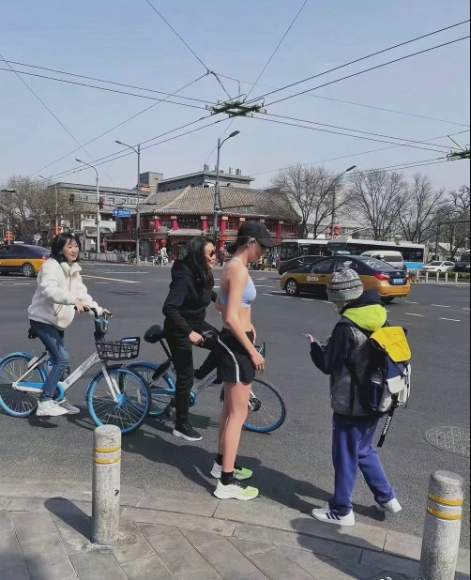 网友偶遇谷爱凌街头跑步，身高1米75大长腿瞩目