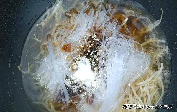 韭菜鸡蛋炒粉丝，鲜香营养，菜色不俗，宴客菜应该是不错的选择