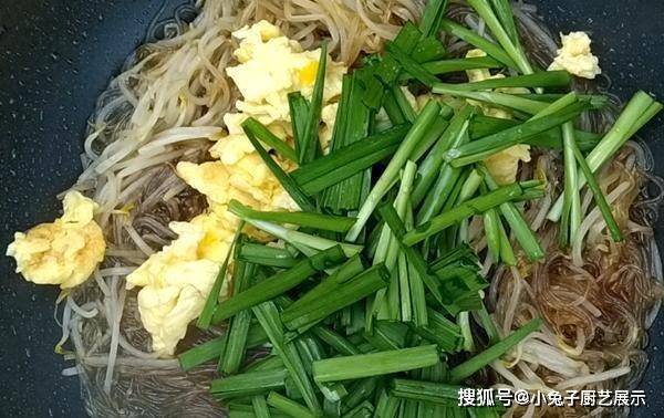 韭菜鸡蛋炒粉丝，鲜香营养，菜色不俗，宴客菜应该是不错的选择