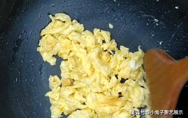 韭菜鸡蛋炒粉丝，鲜香营养，菜色不俗，宴客菜应该是不错的选择