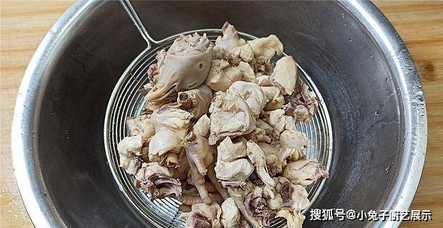 砂锅鸡肉煲的做法，味道鲜美好吃，特别开胃下饭下酒菜