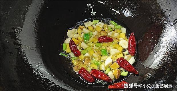 砂锅鸡肉煲的做法，味道鲜美好吃，特别开胃下饭下酒菜