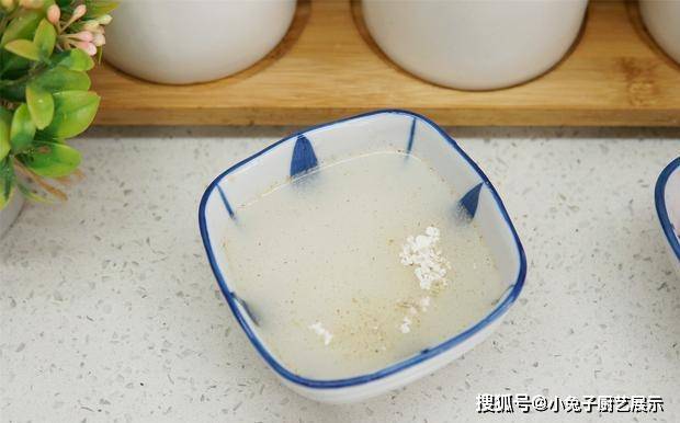 丝瓜烧油条，加入盐、味精、蚝油等调味料，色香味兼具夏令菜品