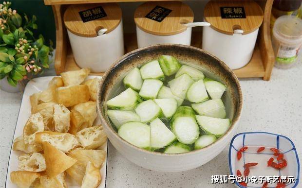 丝瓜烧油条，加入盐、味精、蚝油等调味料，色香味兼具夏令菜品