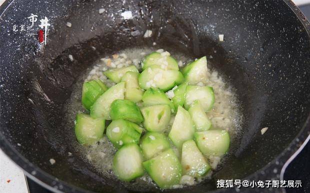 丝瓜烧油条，加入盐、味精、蚝油等调味料，色香味兼具夏令菜品