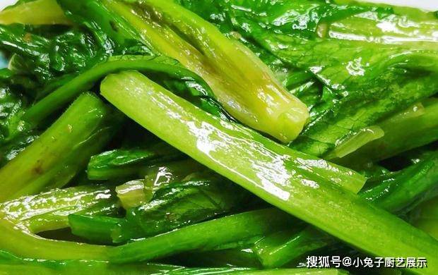 炒油麦菜时，下锅焯水就错了，牢记这一步，油麦菜清脆爽口不软烂