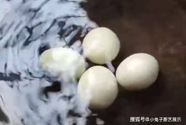 皮蛋腌制的不是太“完美”，水煮一下，摆盘更加美观