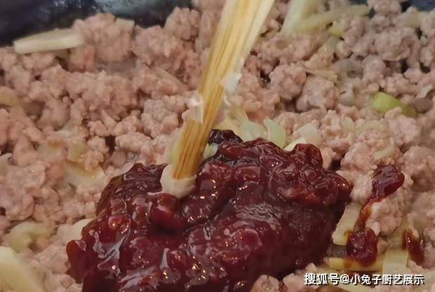 白玉菇鲜虾豆腐煲，简简单单一锅，却能解决吃饭难题