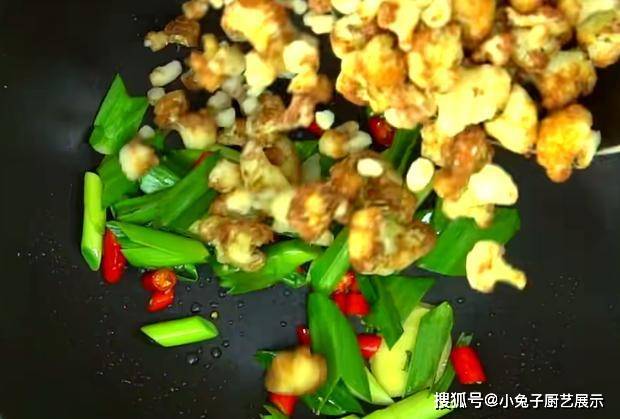 回锅肉的烹饪方法，加上大蒜苗和青红尖椒的鲜辣搭配，口感鲜嫩