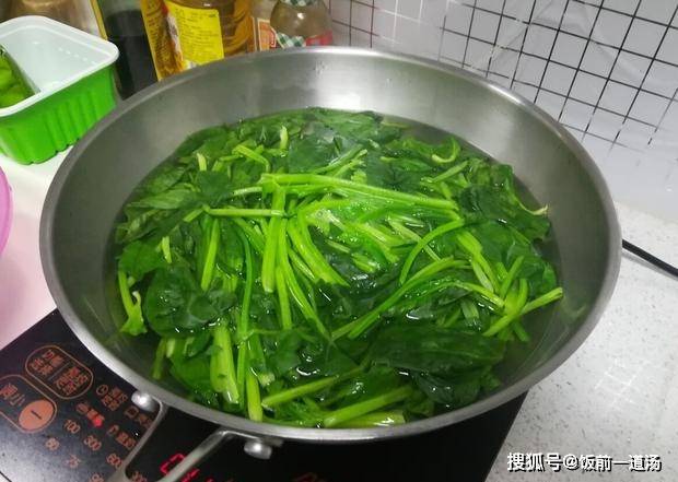 炒绿叶菜的时候，直接下锅可不行，这2个技巧很关键