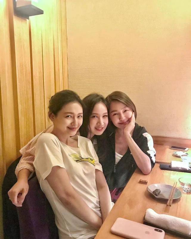 大s二婚后首露面，胖成“杉菜”，小s夸姐姐离婚后颜值颜值回春