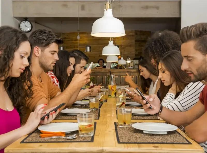 智能手机：是科技的产物，还是餐桌上的陪食客？