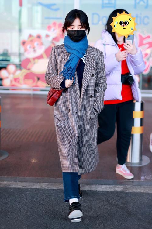 “娃娃脸”谭松韵走机场真时髦，格纹大衣时髦显瘦，看起来像学生