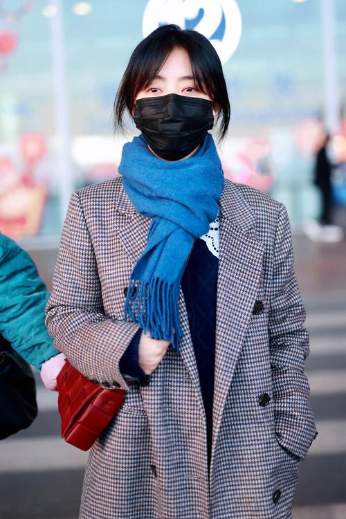 “娃娃脸”谭松韵走机场真时髦，格纹大衣时髦显瘦，看起来像学生