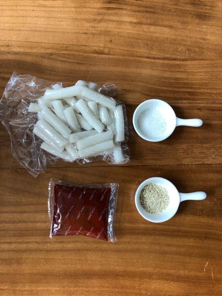 辣炒年糕的做法，配料搭配好，炒好了可以当做小吃来吃