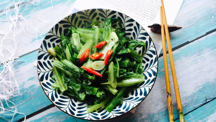 在家炒油麦菜，一般十分钟就搞定，清脆爽口，一点都不打蔫