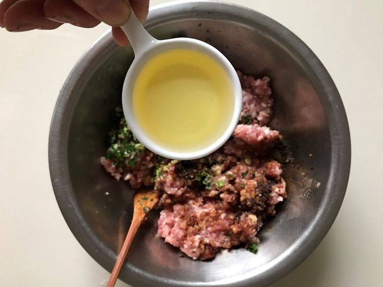 芹菜搭配肉，这个馅儿也是很经典的，芹菜的香味很浓郁