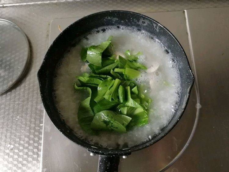 青菜里脊肉粥，咸香四溢，早上在家制作，营养均衡