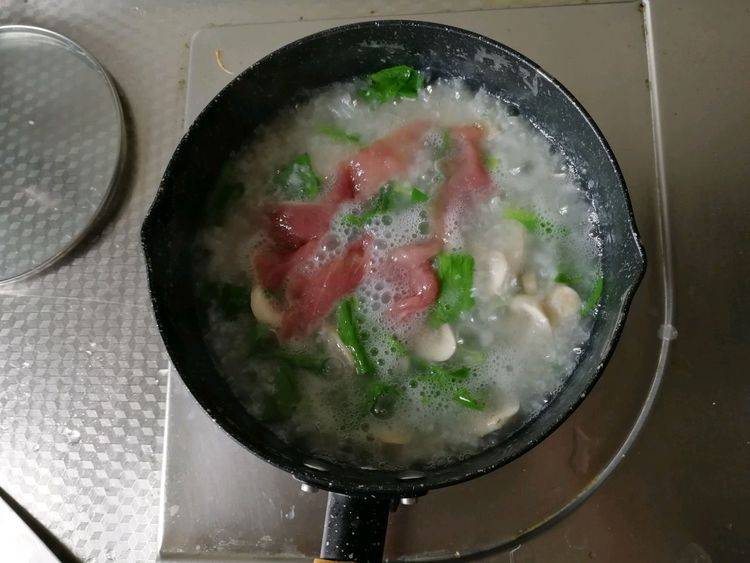 青菜里脊肉粥，咸香四溢，早上在家制作，营养均衡