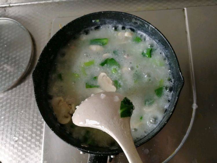 青菜里脊肉粥，咸香四溢，早上在家制作，营养均衡