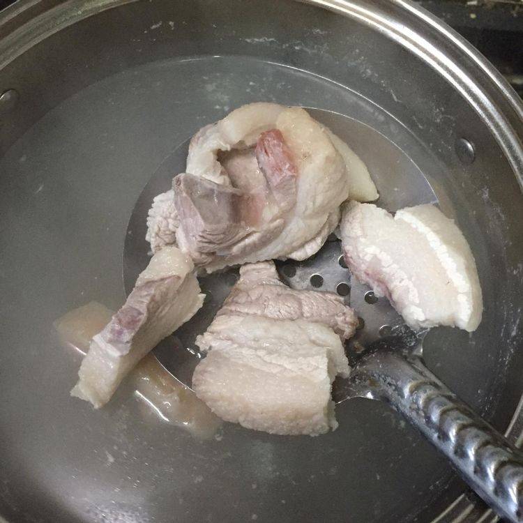 腊汁肉夹馍，白馍和肉馅配合的恰到好处，让人回味无穷