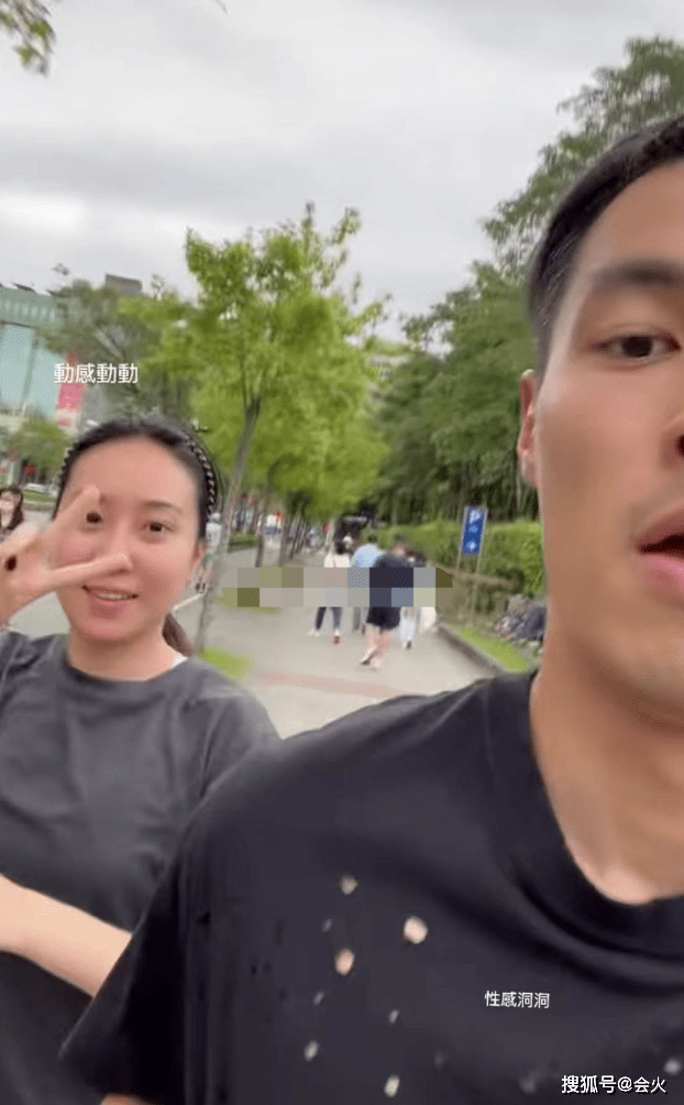 杨佑宁分享与妻子运动视频，妻子素颜出街对着镜头甜甜一笑