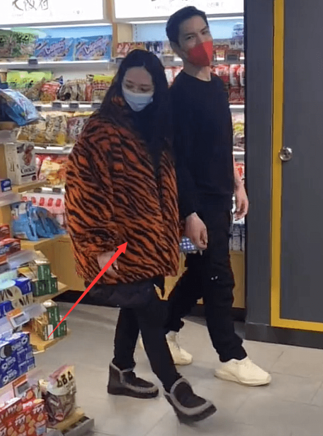 郭碧婷向佐逛超市被偶遇，两人疑似怀二胎