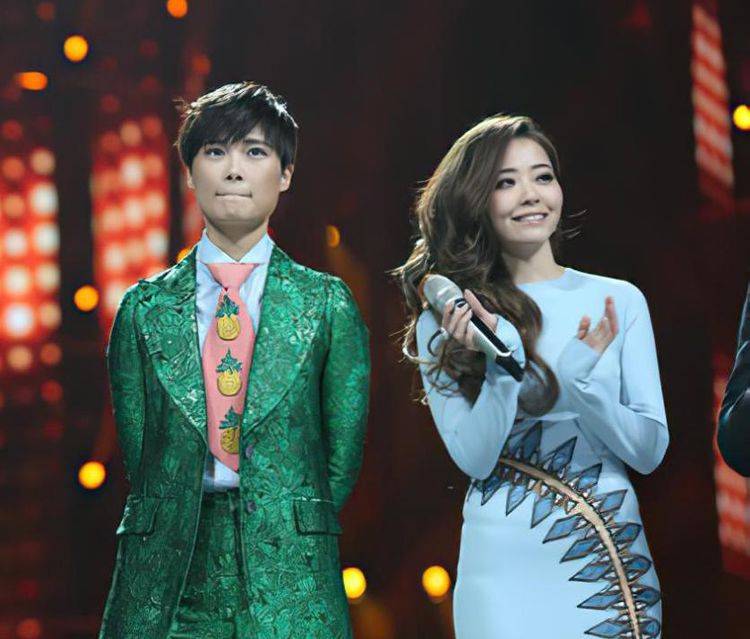 她24岁登上《中国好声音》舞台，败给张碧晨，如今一家三口幸福