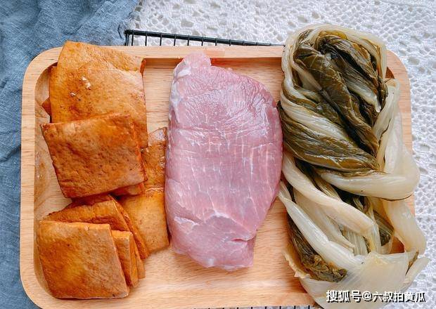 酸菜麦饼的家常做法，外皮酥脆，馅料咸香