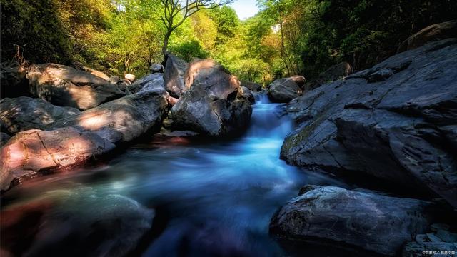 溪水清浅，平缓安然