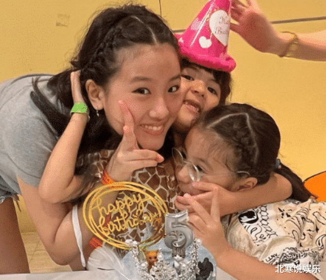 贾静雯晒出全家福，为波妞庆祝五岁生日，三个女儿全是高颜值