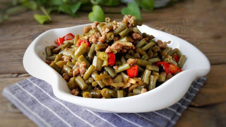 酸豆角和肉末搭配起来，一道解馋的下饭菜搞定了，在家就完全能做