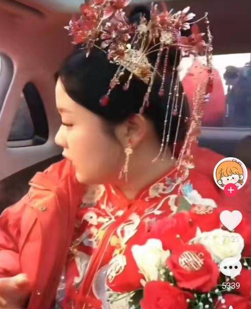 新娘子手夹烟卷坐上婚车，知情人发声了，网友调侃：缺乏教养