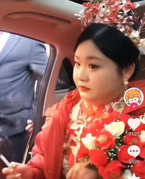 新娘子手夹烟卷坐上婚车，知情人发声了，网友调侃：缺乏教养