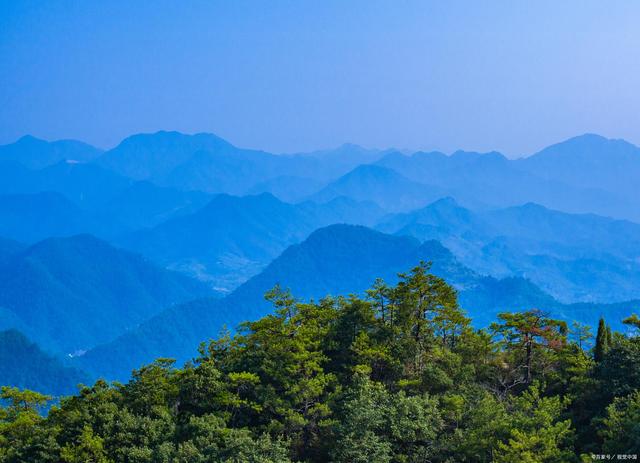 独立西岳奇峰，美极，好似一个朦胧的梦