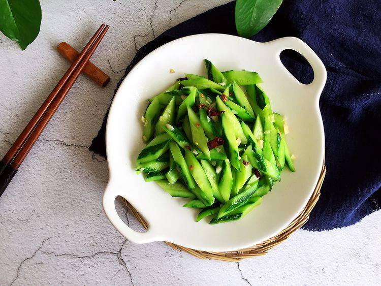 夏季最受欢迎的蔬菜椒香炝黄瓜，鲜香四溢，清爽下饭