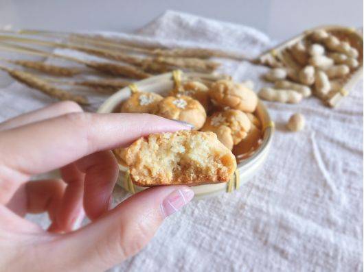 自己在家做花生酥饼，配方和制作步骤都相对简单，成功率非常高