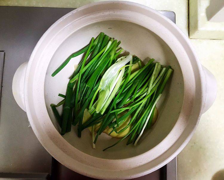 葱油焖鸡用的就是半只鸡，葱味浓郁，渗透到鸡肉里面