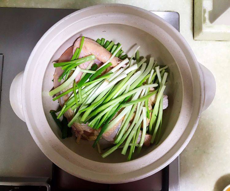 葱油焖鸡用的就是半只鸡，葱味浓郁，渗透到鸡肉里面