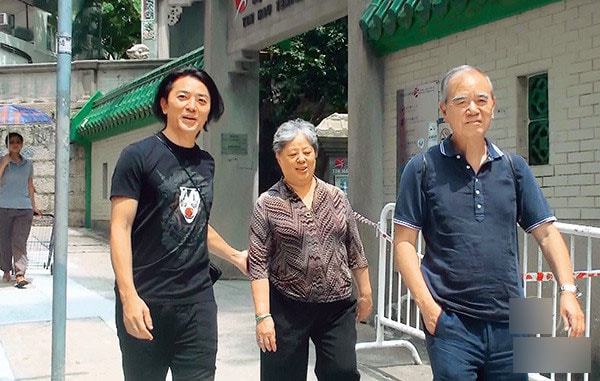 港媒曝郑伊健陪父母外出画面，称赞郑伊健是圈内大孝子